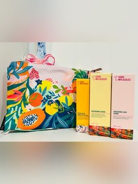 Good Molecules Face and Eye Bundle with Cosmetic Case